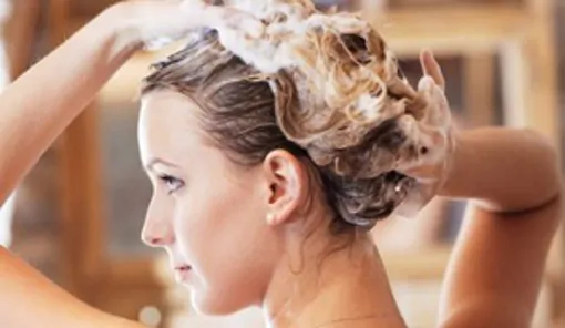 Mulher-lavando-o-cabelo